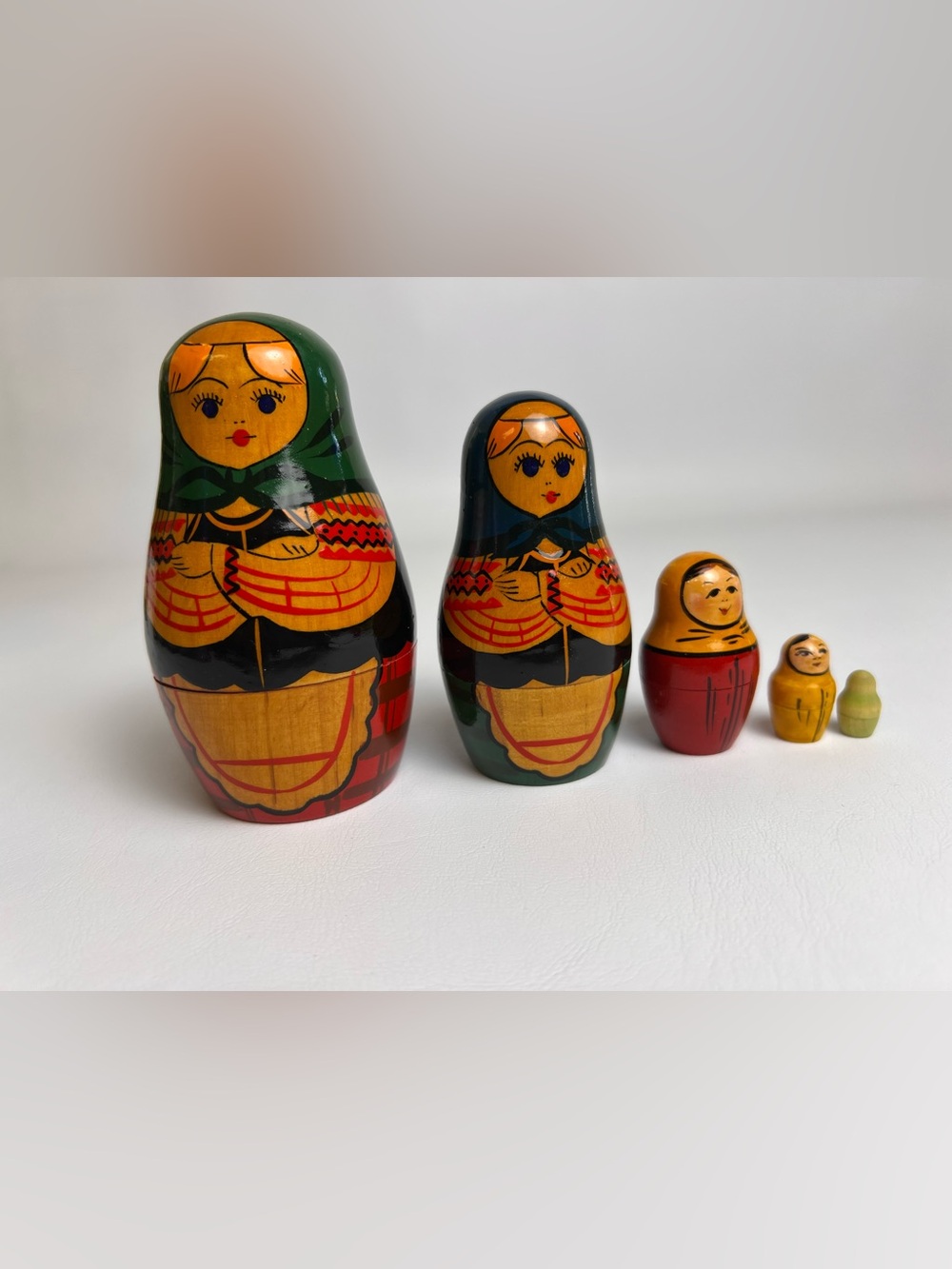 5 Piece Russian Wooden Matryoshka Nesting Dolls Unmarked Vintage